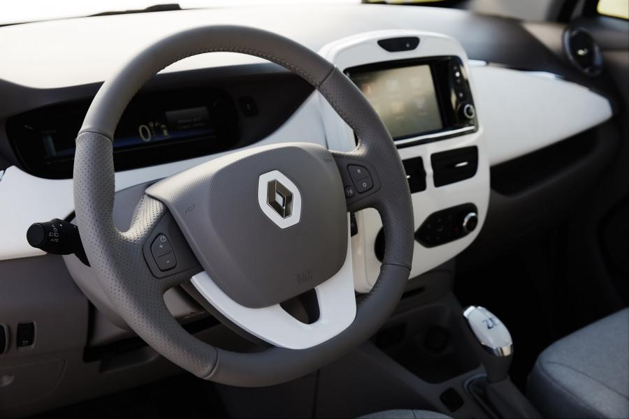 Интерьер Renault Zoe Z.E. 40 2016 года  (фото 4 из 10)